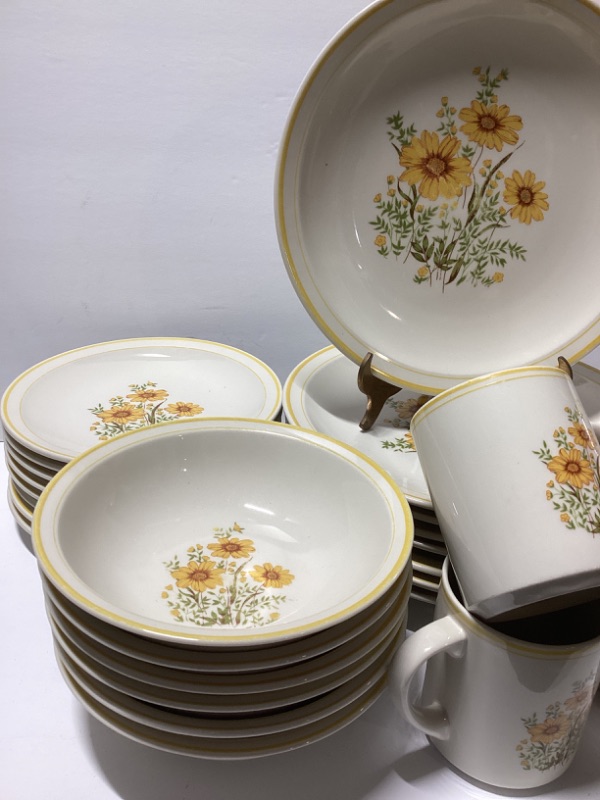 Photo 1 of VINTAGE DAISY TIANJIN CERAMICS FINE STONEWARE DISH SET