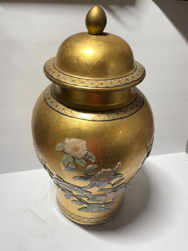 Photo 1 of CHINESE ANTIQUE PORCELAIN GINGER JAR URN HAND PAINTED AND BEAUTIFUL SHELL  PICTURE