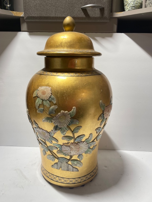 Photo 6 of CHINESE ANTIQUE PORCELAIN GINGER JAR URN HAND PAINTED AND BEAUTIFUL SHELL  PICTURE