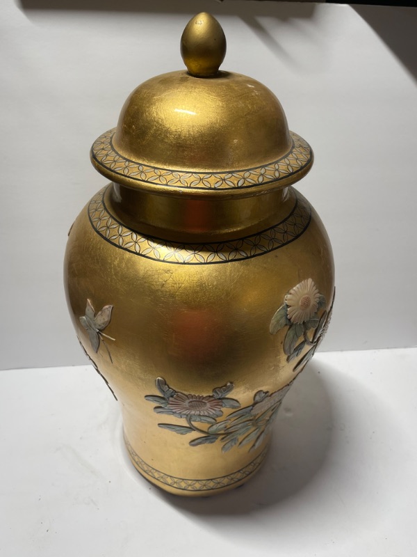 Photo 4 of CHINESE ANTIQUE PORCELAIN GINGER JAR URN HAND PAINTED AND BEAUTIFUL SHELL  PICTURE