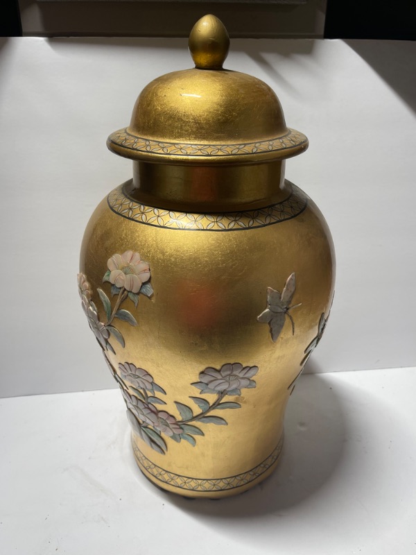 Photo 5 of CHINESE ANTIQUE PORCELAIN GINGER JAR URN HAND PAINTED AND BEAUTIFUL SHELL  PICTURE