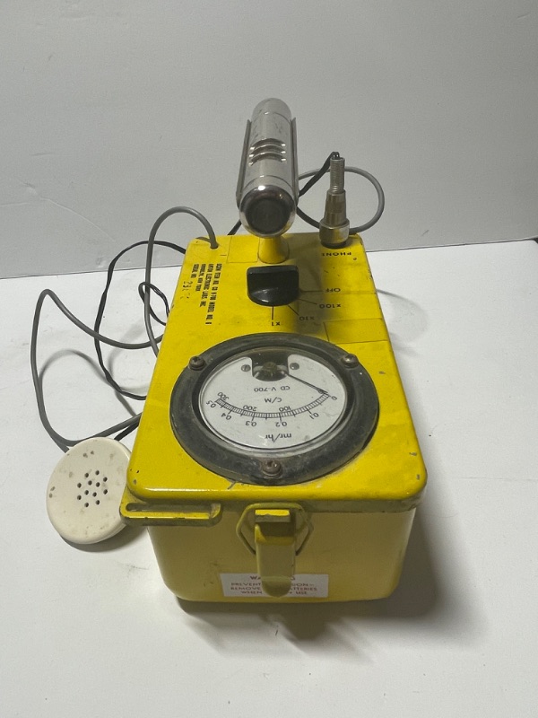 Photo 2 of CD V-700 GAMMA SURVEY METER MILITARY INSTRUMENT