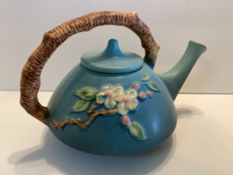 Photo 2 of VINTAGE ROSEVILLE USA TEAPOT MORE IN AUCTION 