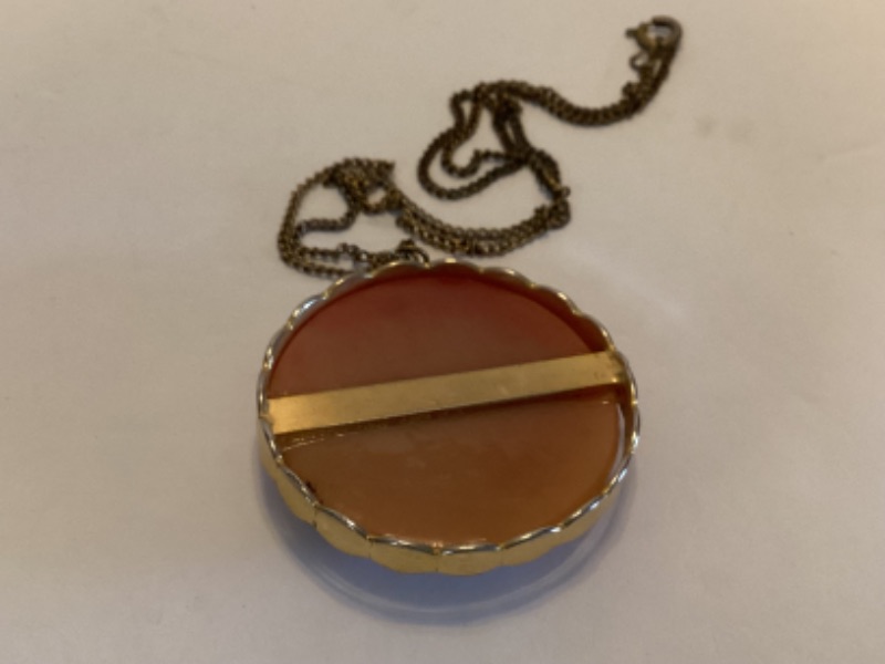 Photo 3 of VINTAGE ROUND FLIP RESIN CAMEO PENDANT WITH NECKLACE