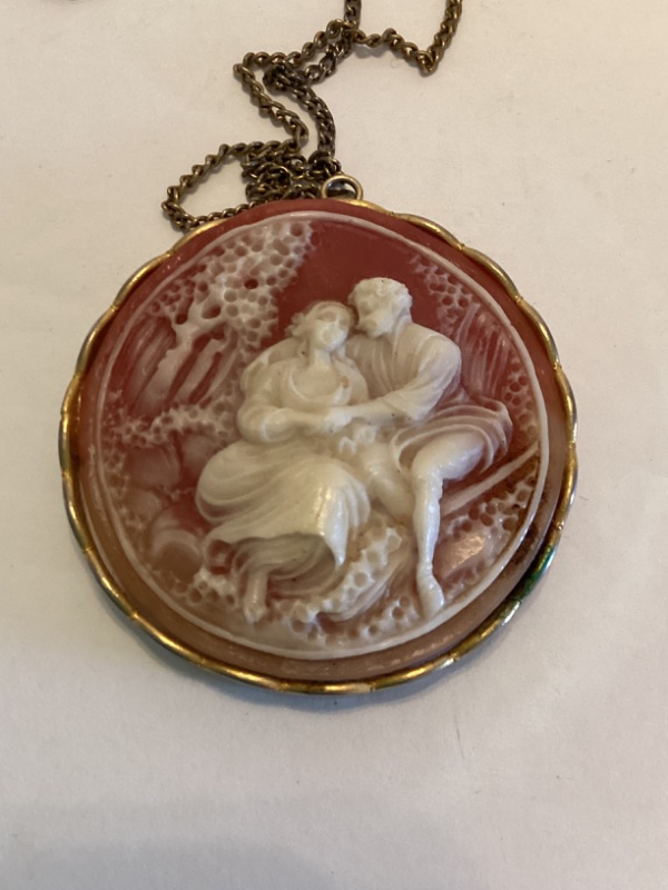 Photo 2 of VINTAGE ROUND FLIP RESIN CAMEO PENDANT WITH NECKLACE