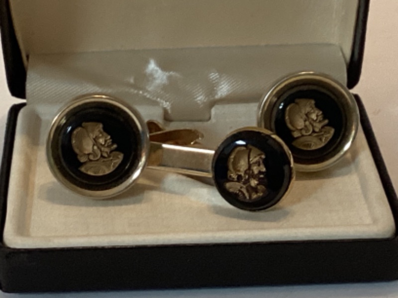 Photo 2 of VINTAGE BLACK ONYX ROMAN SOLDIER CARVED CAMEO GOLD TONE CUFF LINKS AND TIE CLIP