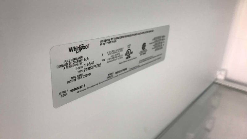 Photo 4 of WHIRLPOOL 18.2-CU FT 29.75-IN TOP-FREEZER REFRIGERATOR 

