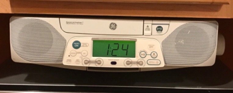 Photo 1 of GE SPACEMAKER UNDER CABINET AM/FM RADIO CD PLAYER