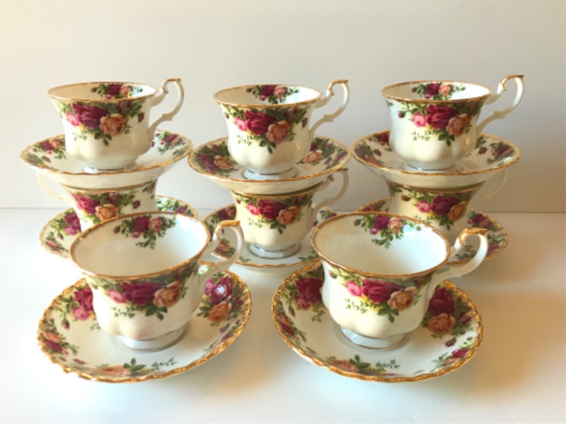 Photo 1 of ROYAL ALBERT BONE CHINA - OLD COUNTRY ROSES  TEA CUPS AND SAUCERS - MORE OF THIS COLLECTION IN AUCTION 