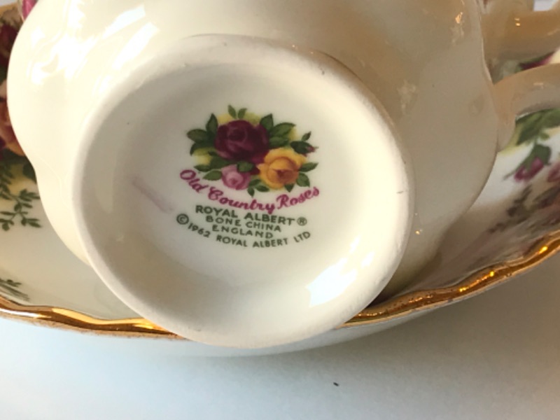 Photo 3 of ROYAL ALBERT BONE CHINA - OLD COUNTRY ROSES  TEA CUPS AND SAUCERS - MORE OF THIS COLLECTION IN AUCTION 