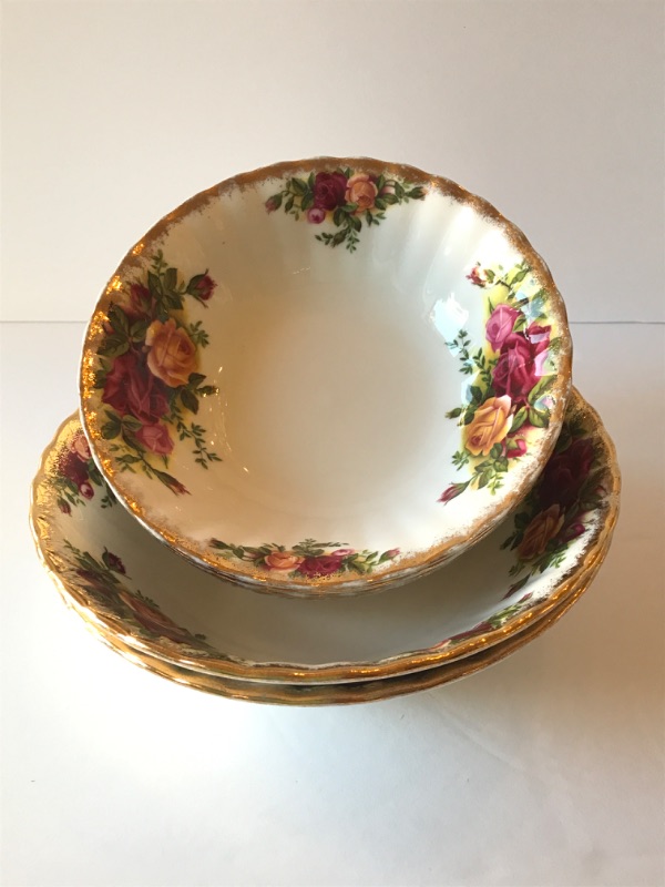 Photo 2 of ROYAL ALBERT BONE CHINA - OLD COUNTRY ROSES SERVING PLATES AND BOWLS- MORE OF THIS COLLECTION IN AUCTION 