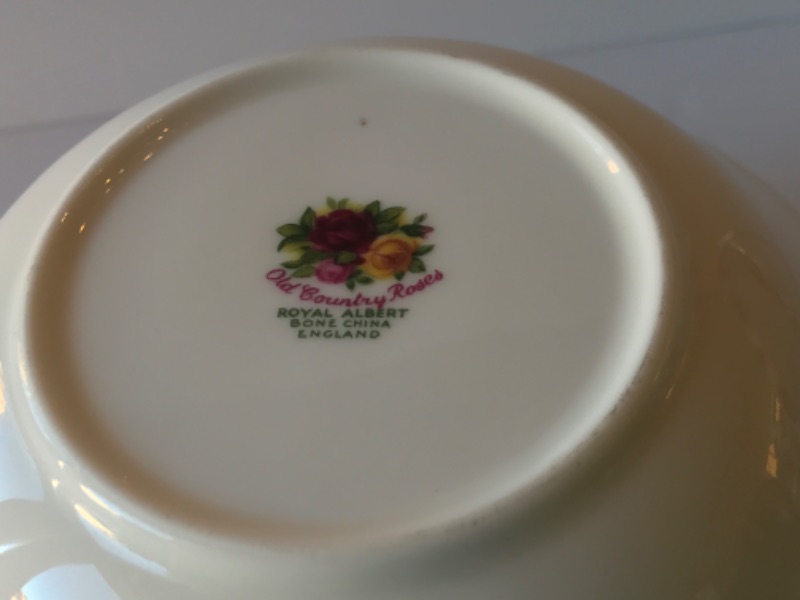 Photo 4 of ROYAL ALBERT BONE CHINA - OLD COUNTRY ROSES SERVING PLATES AND BOWLS- MORE OF THIS COLLECTION IN AUCTION 