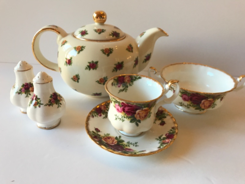 Photo 3 of ROYAL ALBERT BONE CHINA - OLD COUNTRY ROSES  TEA POT / SALT AND PEPPER AND MORE