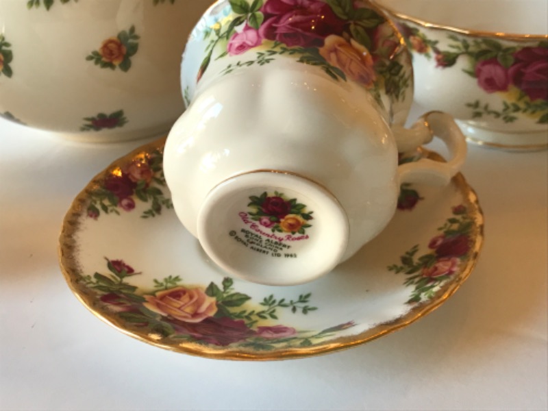 Photo 4 of ROYAL ALBERT BONE CHINA - OLD COUNTRY ROSES  TEA POT / SALT AND PEPPER AND MORE