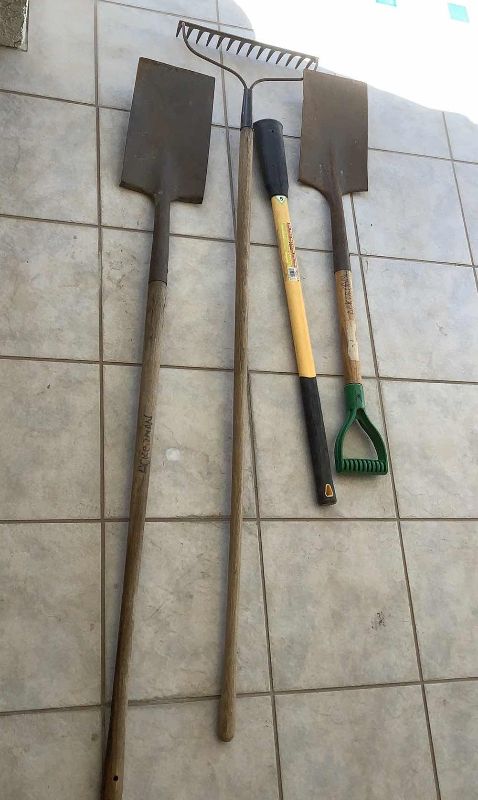 Photo 1 of 4 PIECES GARDEN TOOLS