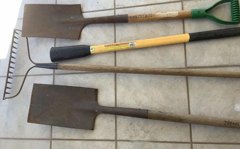 Photo 2 of 4 PIECES GARDEN TOOLS