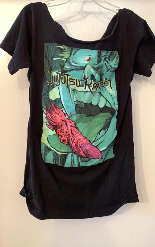 Photo 1 of ANIME MANGA JUJUTSU KAISEN TSHIRT WITH COLLAR REMOVED SIZE M