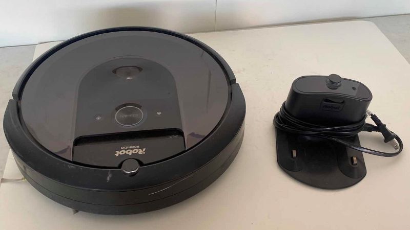 Photo 5 of IROBOT ROOMBA ROBOT VACUUM