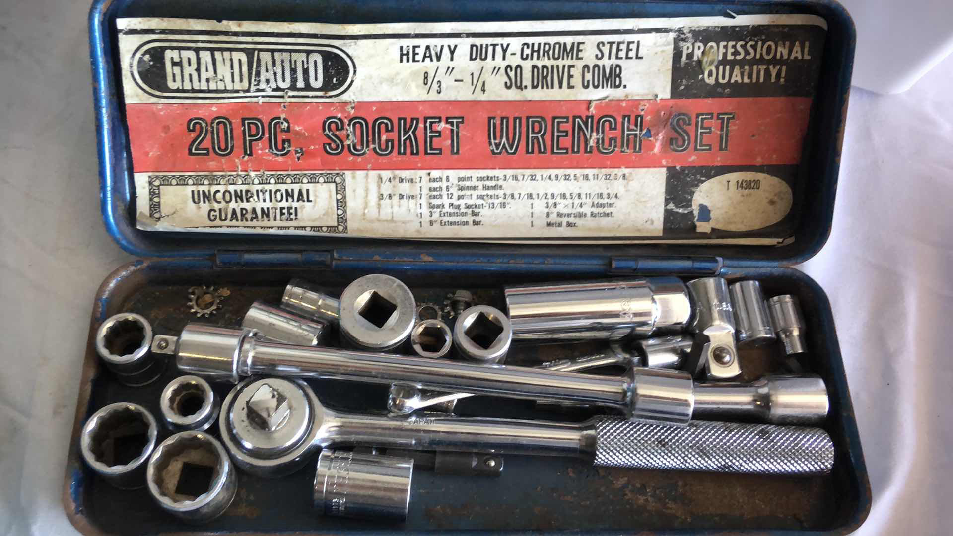 Photo 4 of SHOP BUNDLE - DRILL BIT SETS, RACHET SET, ASSORTED WORK GLOVES, 300 BANDASLEEVE BAGS