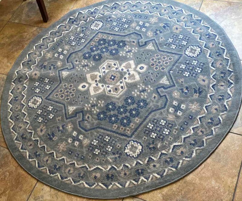 Photo 1 of HAMPTON 5x3 ROUND AREA RUG