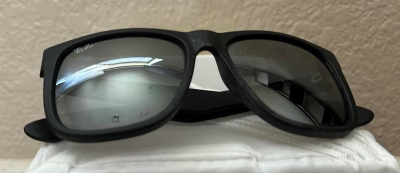 Photo 1 of RAY BAN SUNGLASSES - AUTHENTICITY UNVERIFIED