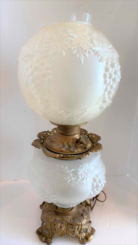 Photo 1 of ANTIQUE GRAPE GLASS TABLE LAMP H25”