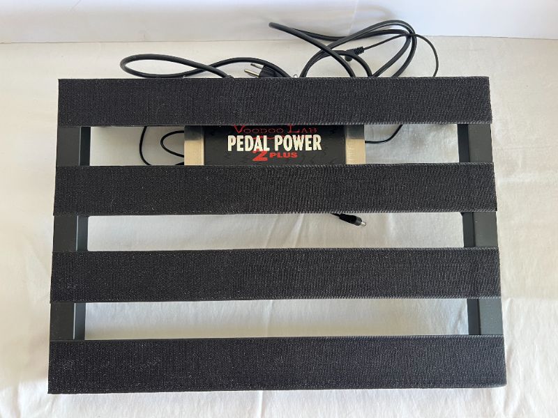 Photo 3 of PEDALTRAIN CLASSIC 2 SC PEDALBOARD W. SOFT CASE (24" X 12.5")