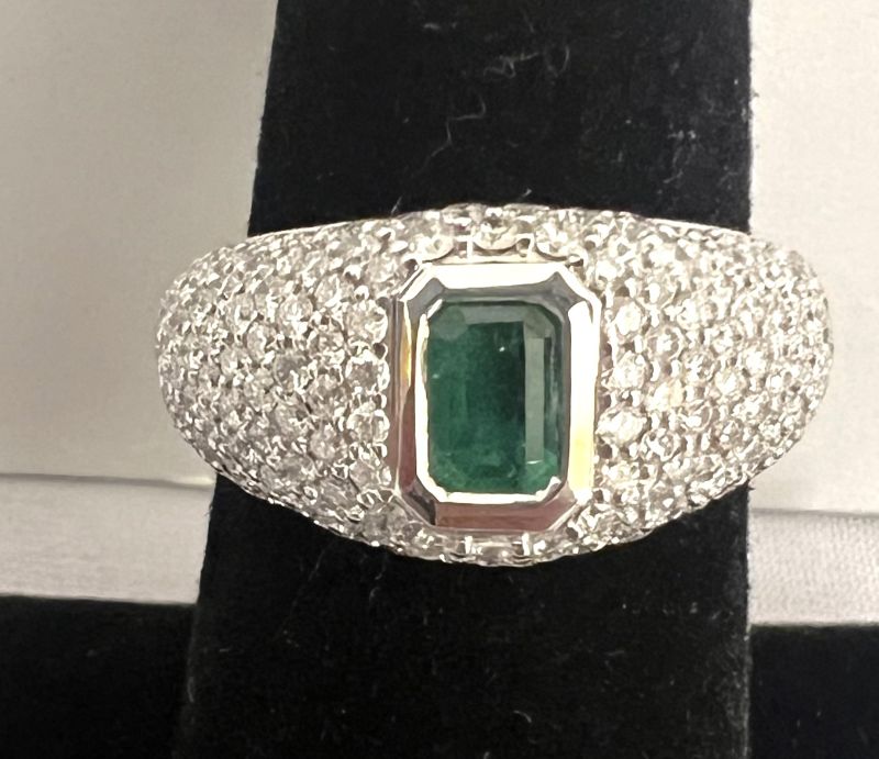 Photo 1 of 18K GOLD EMERALD & DIAMOND RING (APPROX SIZE 6.5)   RN031602 