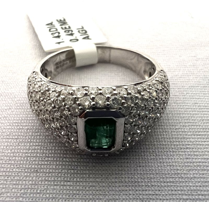 Photo 4 of 18K GOLD EMERALD & DIAMOND RING (APPROX SIZE 6.5)   RN031602 