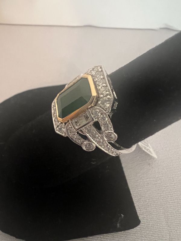 Photo 3 of 18K TWO TONE GOLD NATURAL EMERALD BERYL & DIAMOND RING (APPROX SIZE 6.5)  RN033375