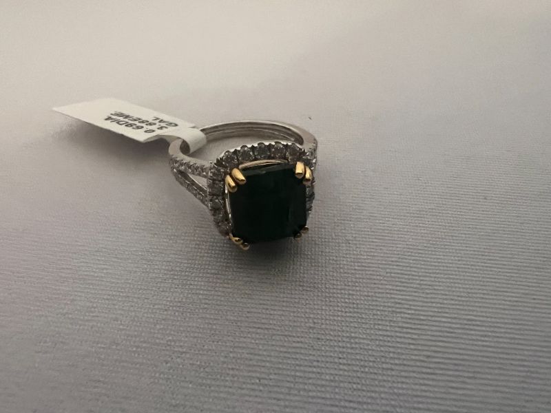 Photo 4 of 18K YELLOW & WHITE GOLD EMERALD & DIAMOND RING (APPROX SIZE 6.5)   RN031851