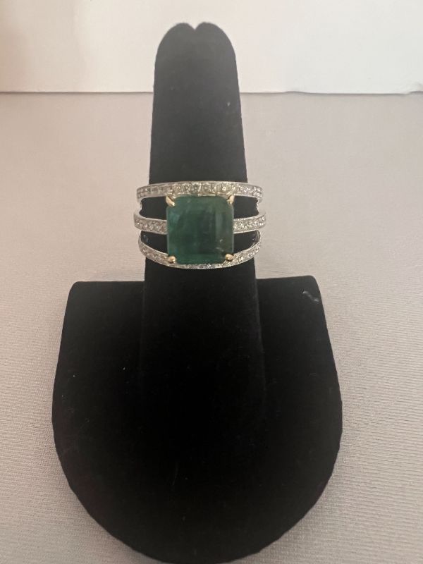 Photo 1 of 18K TWO TONE GOLD NATURAL EMERALD BERYL & DIAMOND RING (APPROX SIZE 6.5)  RN033431