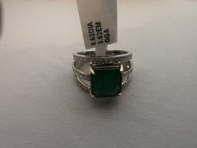 Photo 4 of 18K TWO TONE GOLD NATURAL EMERALD BERYL & DIAMOND RING (APPROX SIZE 6.5)  RN033431