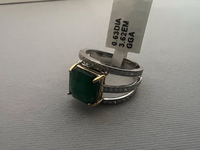 Photo 5 of 18K TWO TONE GOLD NATURAL EMERALD BERYL & DIAMOND RING (APPROX SIZE 6.5)  RN033431