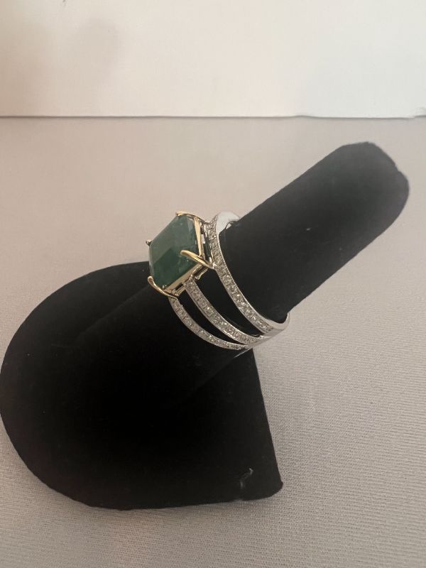 Photo 2 of 18K TWO TONE GOLD NATURAL EMERALD BERYL & DIAMOND RING (APPROX SIZE 6.5)  RN033431
