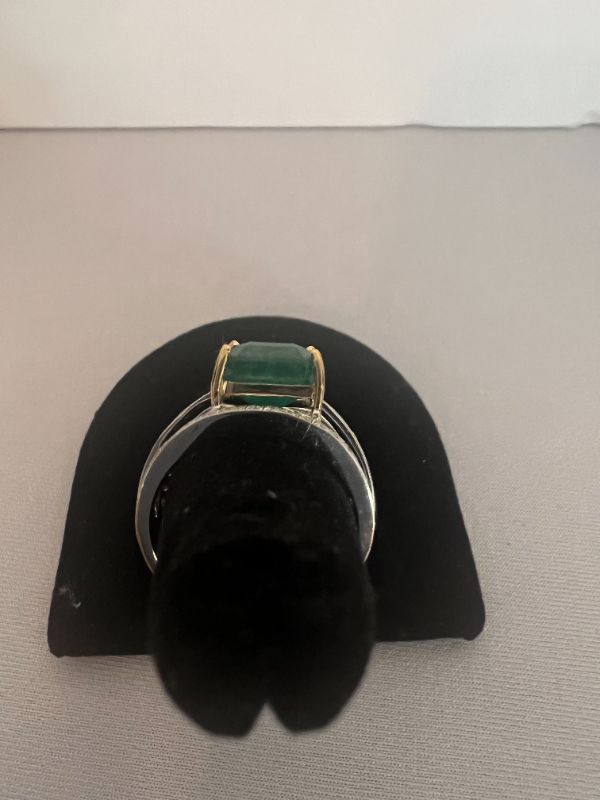 Photo 3 of 18K TWO TONE GOLD NATURAL EMERALD BERYL & DIAMOND RING (APPROX SIZE 6.5)  RN033431
