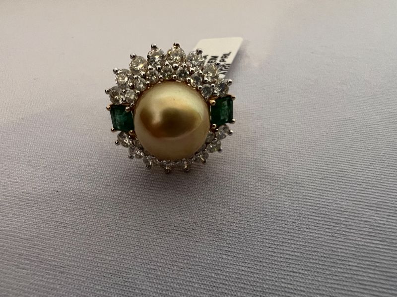 Photo 4 of 18K GOLD SOUTH SEA PEARL EMERALD & DIAMOND RING (APPROX SIZE 6.5) RN033476
