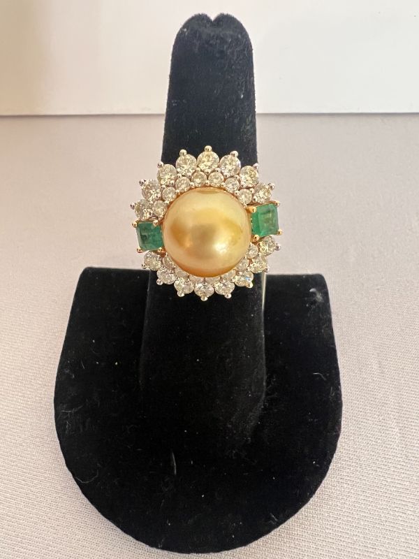 Photo 1 of 18K GOLD SOUTH SEA PEARL EMERALD & DIAMOND RING (APPROX SIZE 6.5) RN033476