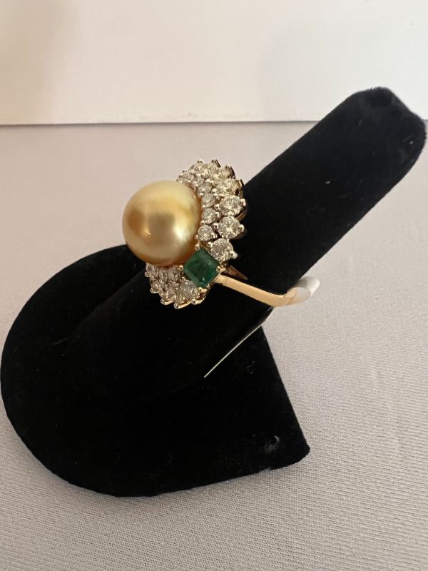 Photo 2 of 18K GOLD SOUTH SEA PEARL EMERALD & DIAMOND RING (APPROX SIZE 6.5) RN033476