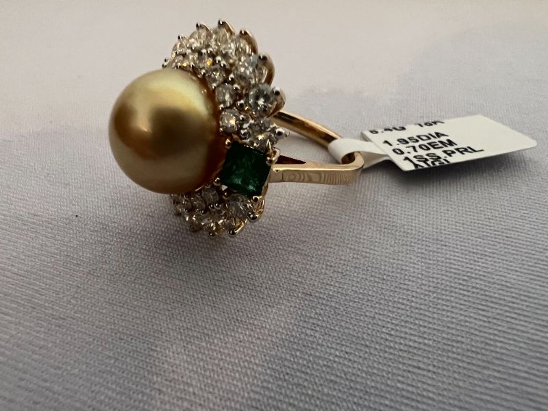 Photo 5 of 18K GOLD SOUTH SEA PEARL EMERALD & DIAMOND RING (APPROX SIZE 6.5) RN033476