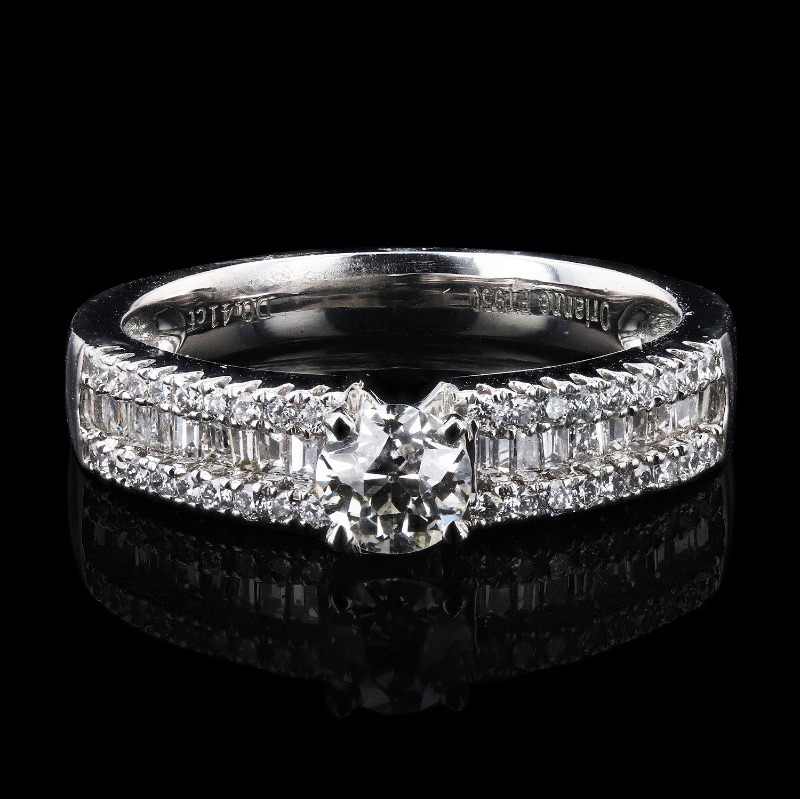 Photo 1 of 0.40ct VS1 CLARITY CENTER Diamond Platinum Ring (0.81ctw Diamonds) (Approx. Size 6-7). GIA CERTIFIED  RN023720