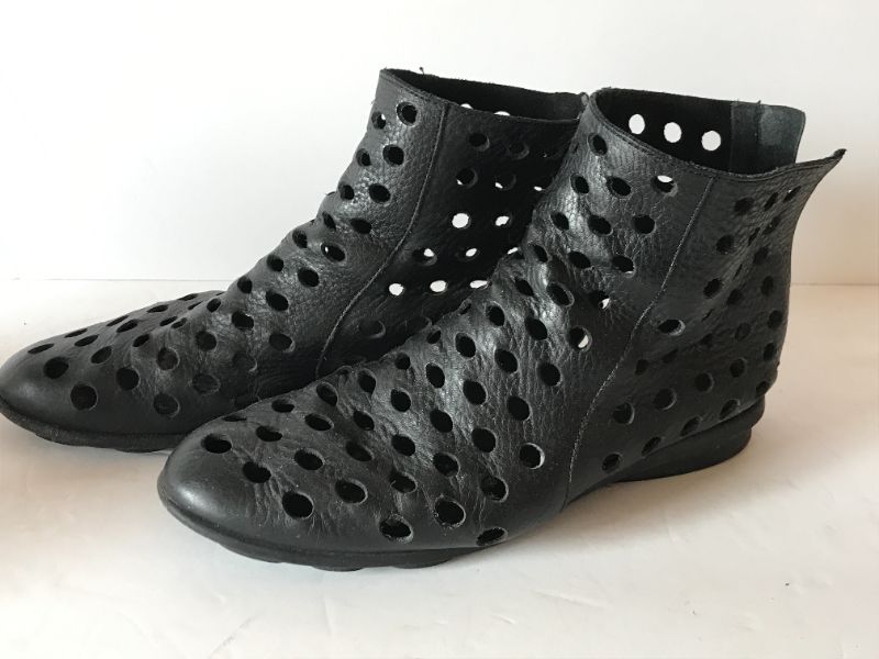 Photo 3 of WOMENS DESIGNER SHOES SIZES 8 ARCHE LN JEFFERY CAMPBELL