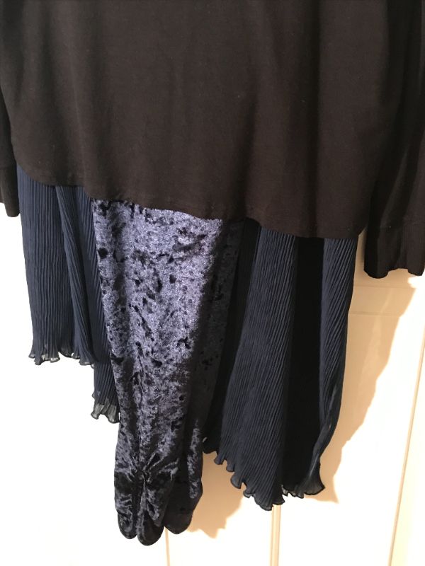 Photo 2 of HUE LEGGINGS XS VERANDAH SKIRT S SHIMERA COWNECK SHIRT