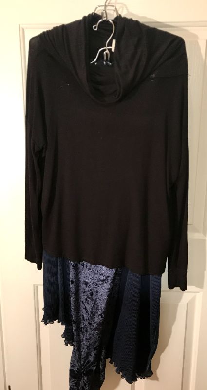 Photo 1 of HUE LEGGINGS XS VERANDAH SKIRT S SHIMERA COWNECK SHIRT