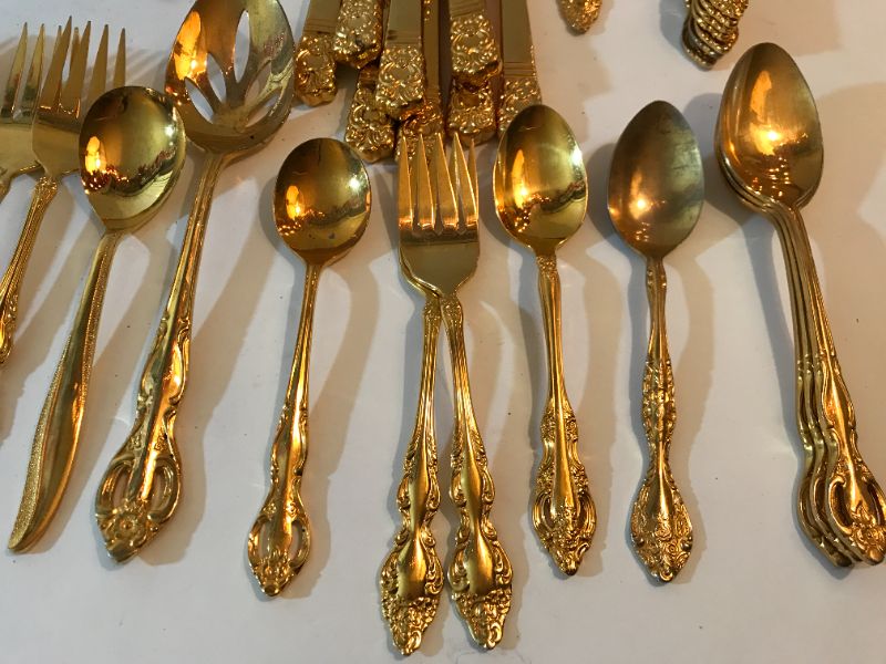 Photo 3 of VINTAGE CELLINI ROMANESQUE 1968 24k PLATED FLATWARE