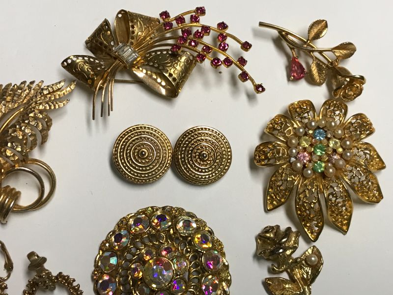 Photo 3 of GOLD TONED COSTUME JEWELRY, BROCHE AND MORE