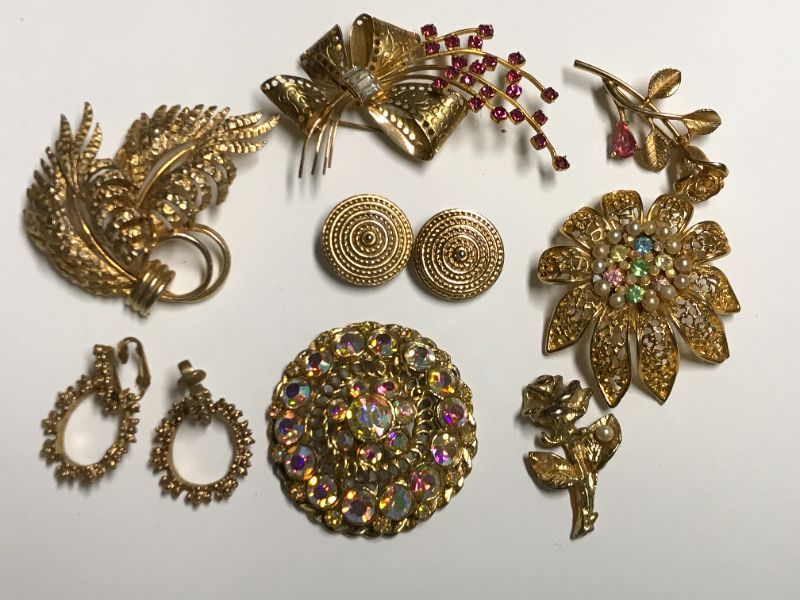 Photo 1 of GOLD TONED COSTUME JEWELRY, BROCHE AND MORE