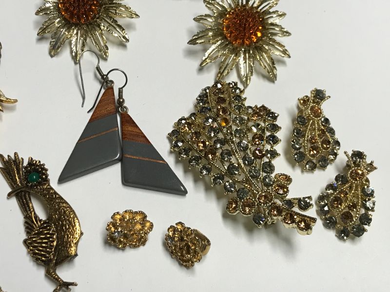 Photo 2 of VINTAGE EARRINGS, BROCHES, BRACELET SOME DESIGNER