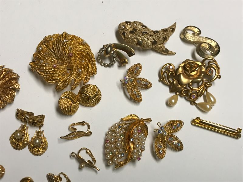 Photo 2 of VINTAGE BROCHES GOLD TONED AND MORE