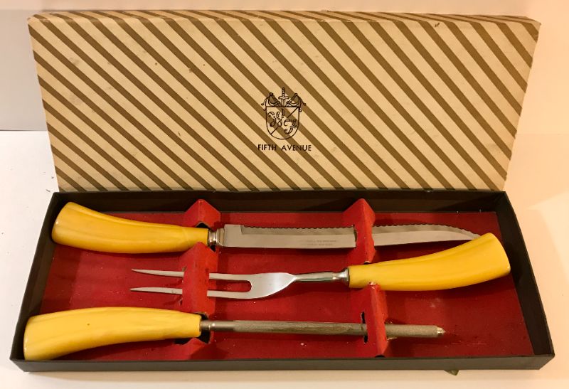 Photo 2 of VINTAGE 5TH AVE CARVING SET